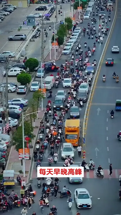两轮出行 · 城市路况 · 视频实际画面